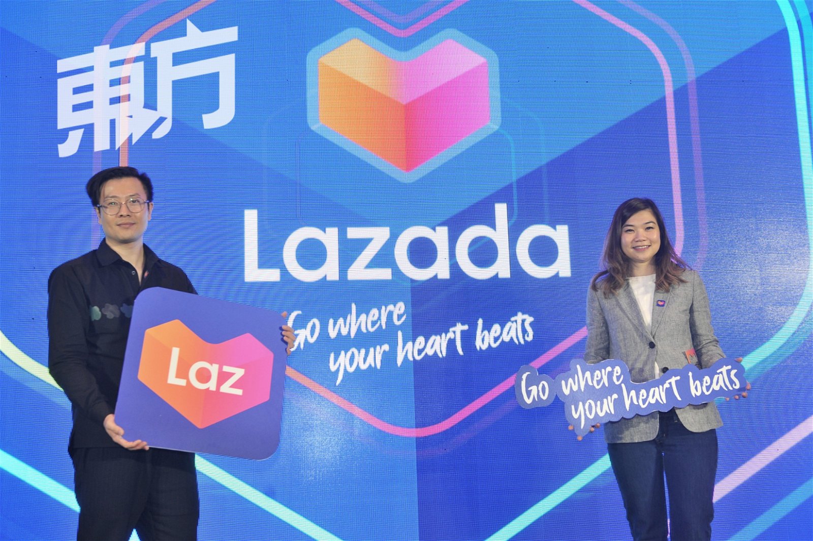 Lazada马来西亚首席执行员周南 （左）和首席市场执行员巫宝钻为全新Lazada推介礼拉开序幕。