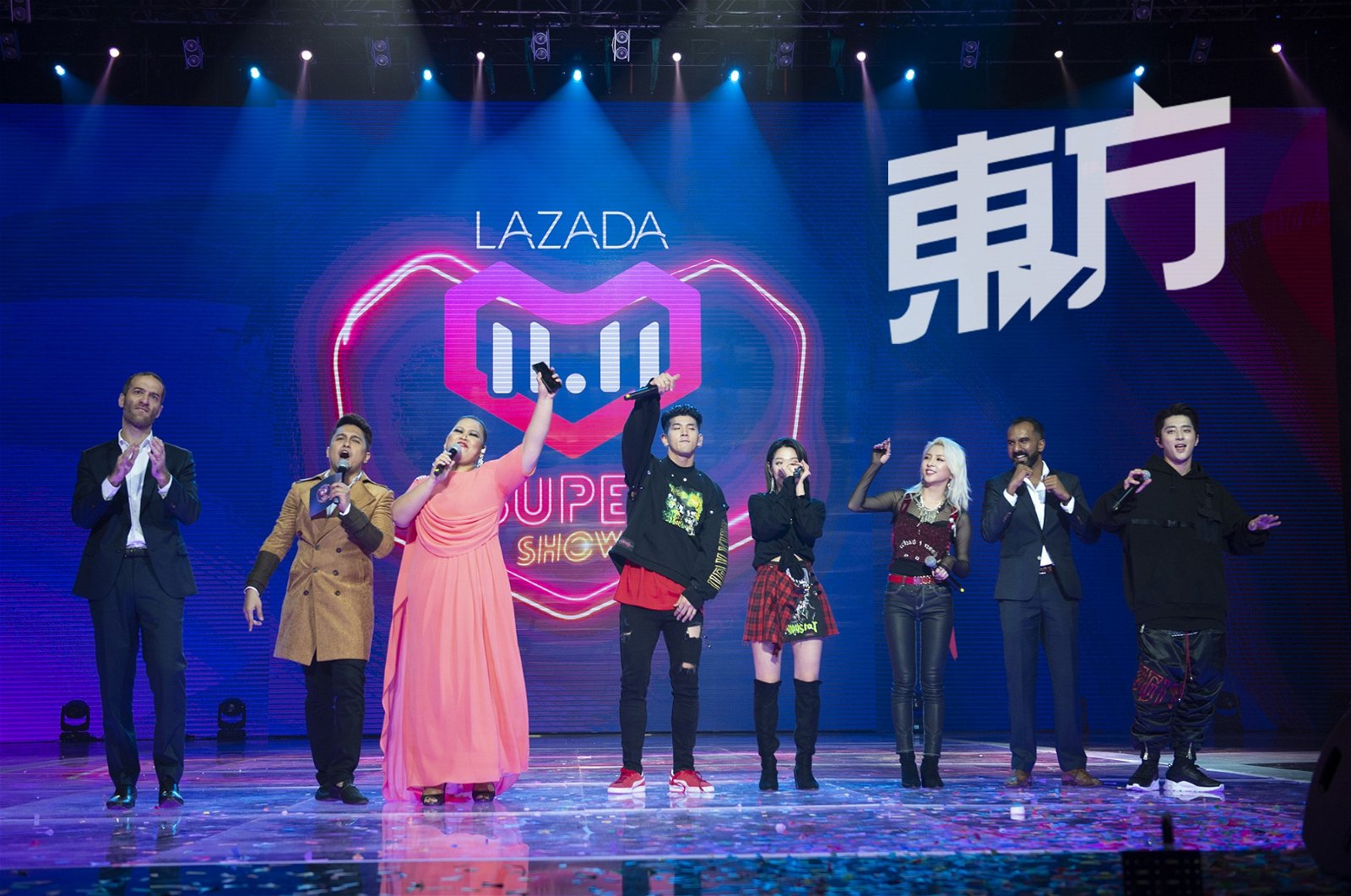作为阿里巴巴在东南亚最得意 的“门生”，Lazada承了母公司精髓—— 造节， 大促和娱乐 营销。图为品牌于去年举办的双 11购物盛会——11.11 Shopping Festival，除了推出多屏购物体验之外，还举办有史以来首场星光熠熠的电视节目。