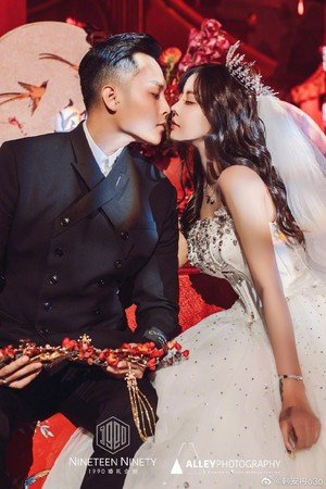 韩安冉6月补办婚礼，当时还邀请了大批网红。（图翻摄自微博）