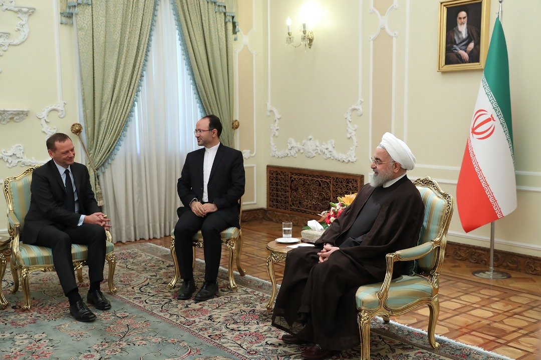 伊朗总统鲁哈尼（右）周三接见法国总统马克龙的外交顾问博纳（左）。鲁哈尼表示，伊朗对外交谈判持开放态度，希望有关各方能够全面履行核协议。