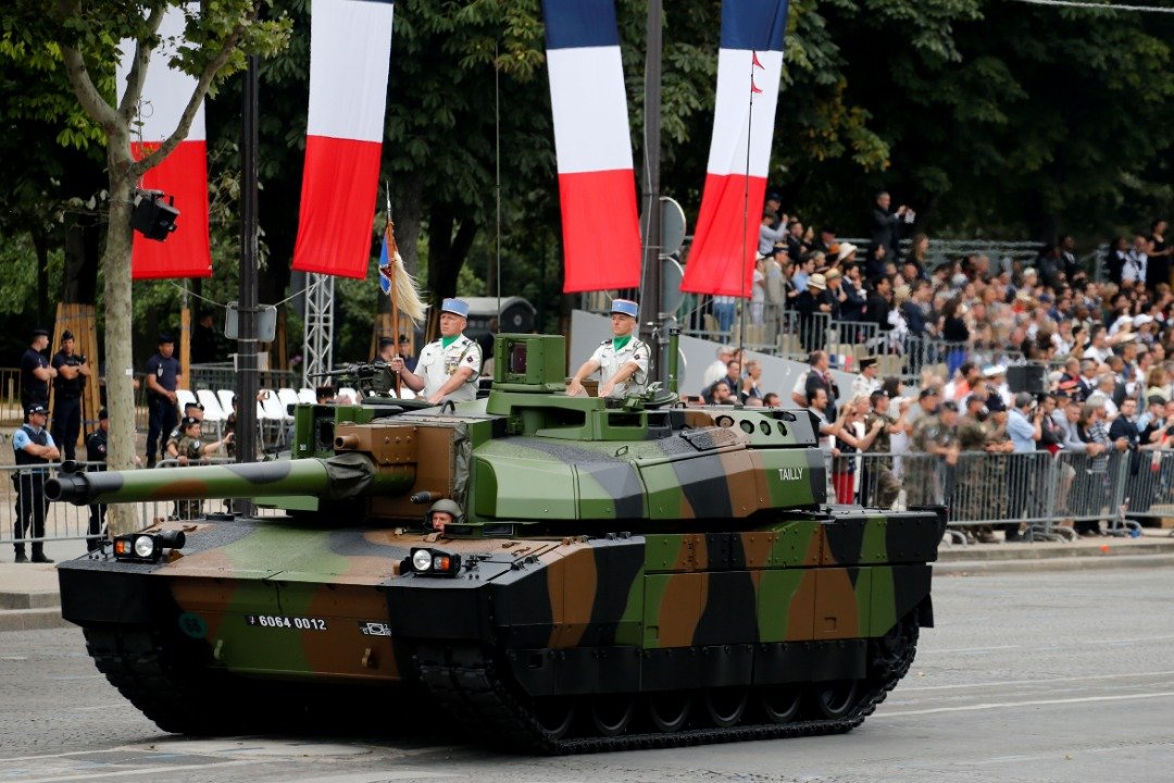 一辆坦克在阅兵式上沿著香榭丽舍大街开动。