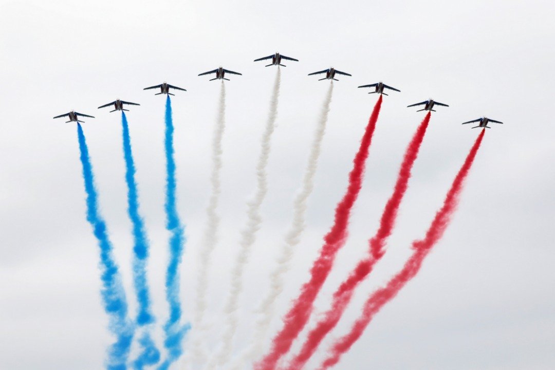 军机在凯旋门喷出代表法国国旗的红白蓝3色，不少民众争相举机拍摄。