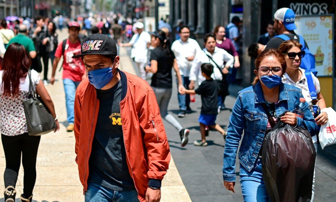 研究在墨西哥市年轻死者的身上发现，每公克的心脏组织富含铁纳米粒子介于20亿至220亿间，数量是空污较不严重地区死者的2到10倍。图为在空污中戴口罩出行的墨西哥市民。