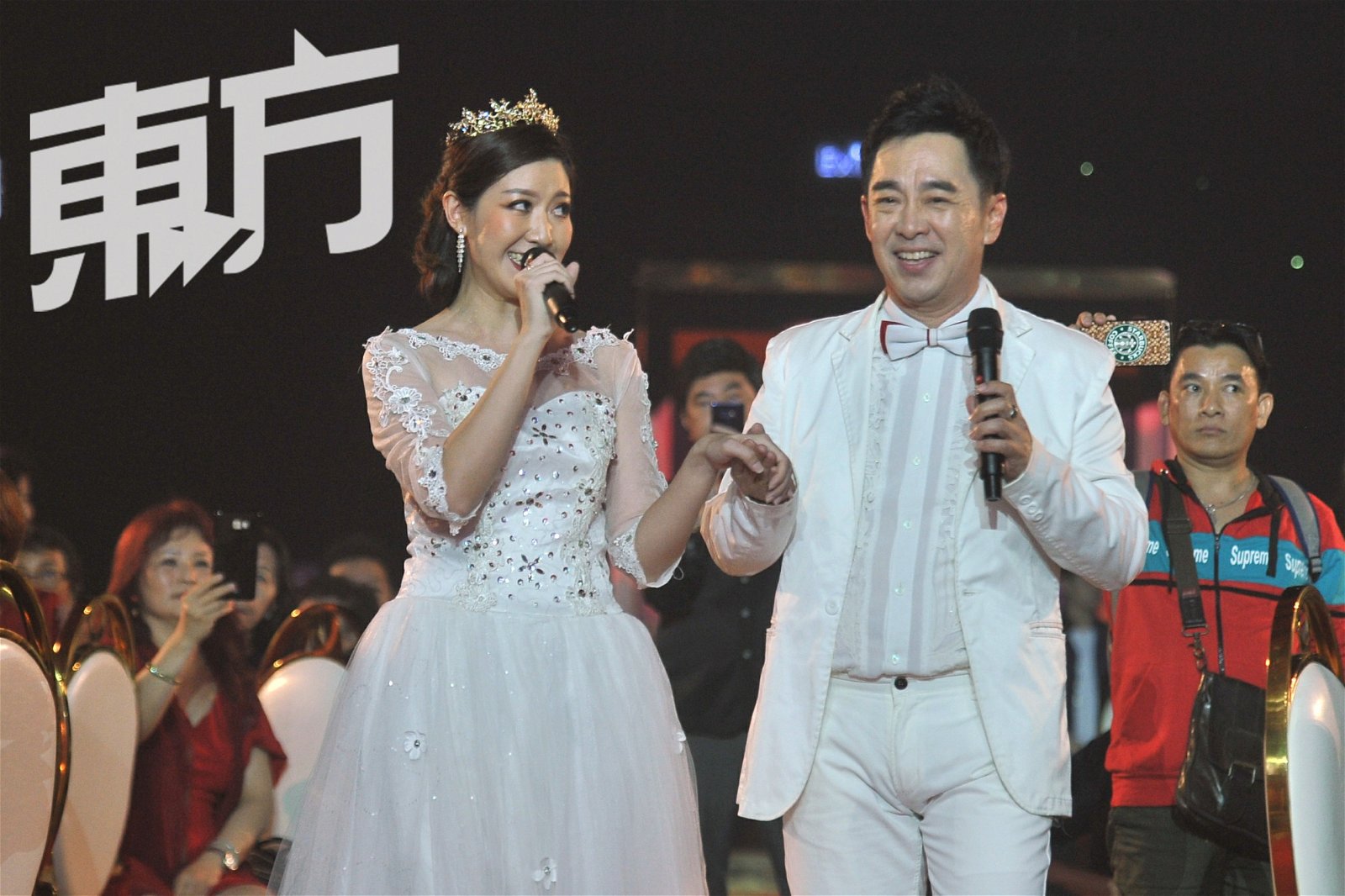 王圣凯（右）和陈采君化身为新郎与新娘，幸福甜蜜演唱《新婚快乐》。