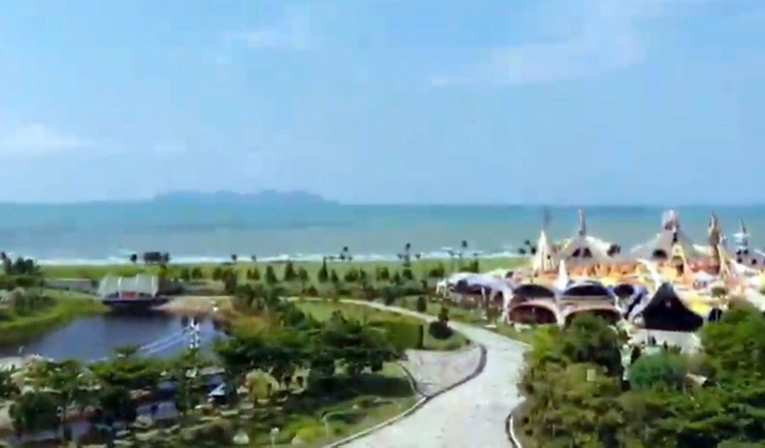 视频中以高空拍摄的角度呈现了海滨别墅的整体设计。（视频截图）