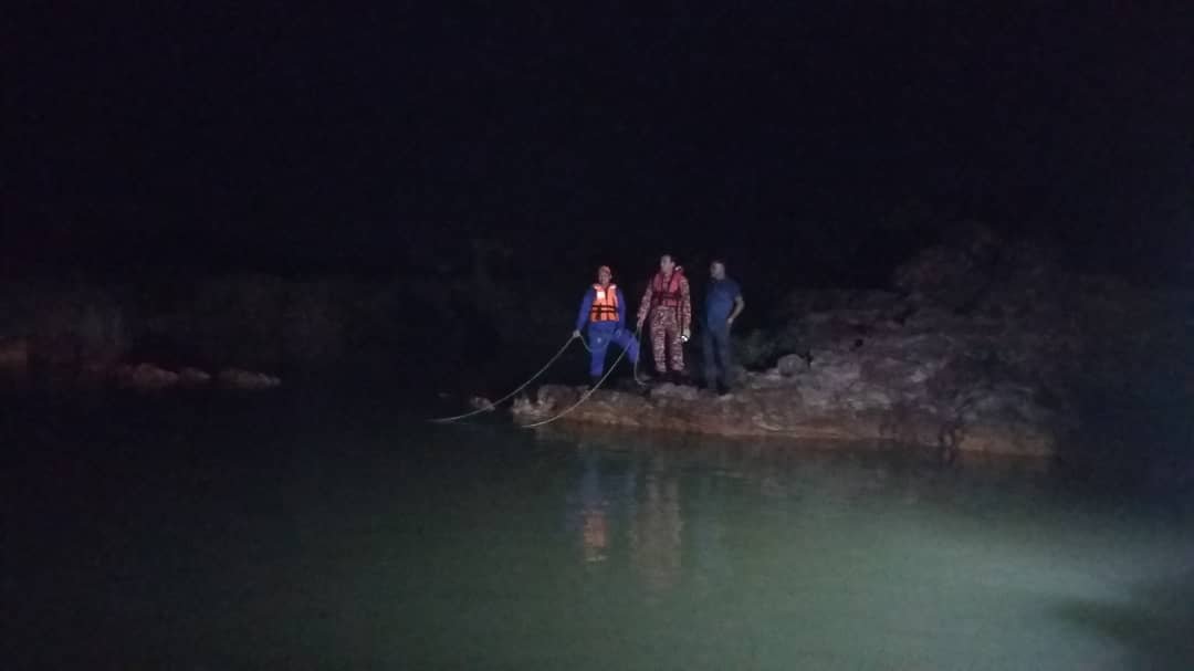 消拯员受召到废矿湖打捞涉嫌溺毙的中学生，并于周日晚上10时许成功寻获死者遗体。