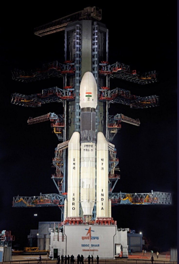 这是耸立在印度东部安得拉邦，斯里赫里戈达岛的达万太空中心的“同步轨道卫星运载火箭3”号（GSLV-MK III）火箭，高度为43.43公尺，用于此次发射“月船2”号。惟周一凌晨火箭系统在发射前不足1小时出现故障，被迫煞停倒数，取消升空。