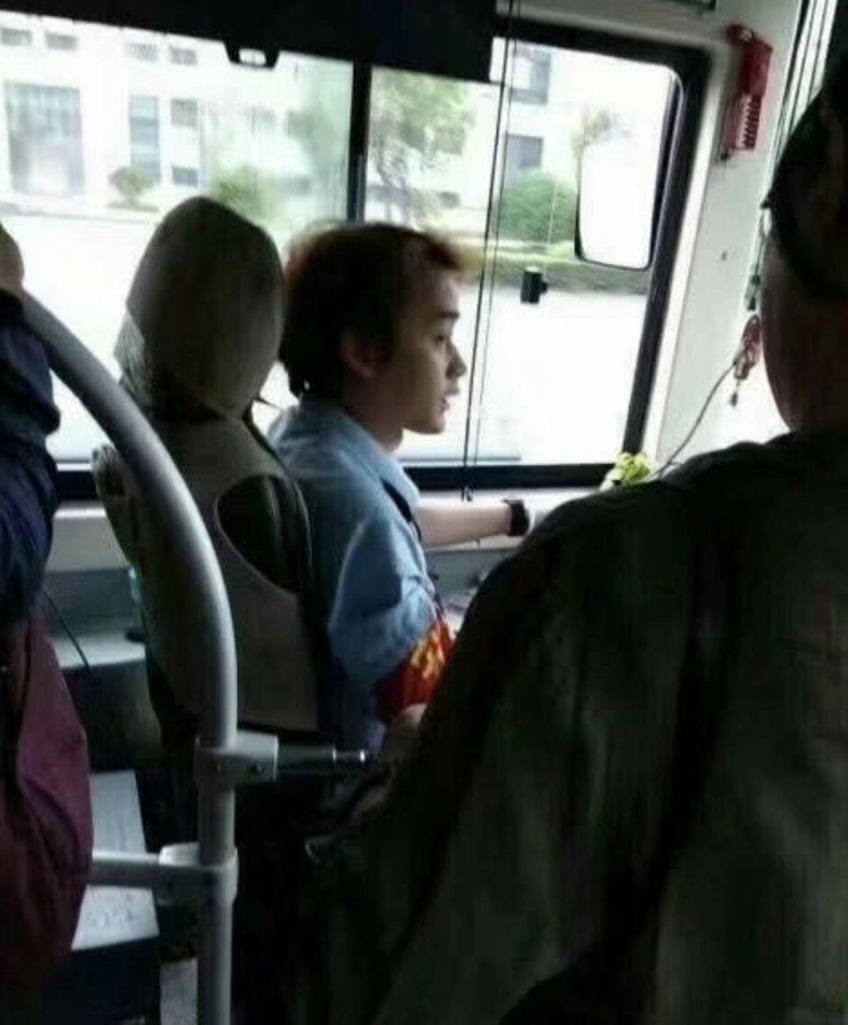 这位巴士司机长得像张国荣，所以经常被乘客包围。