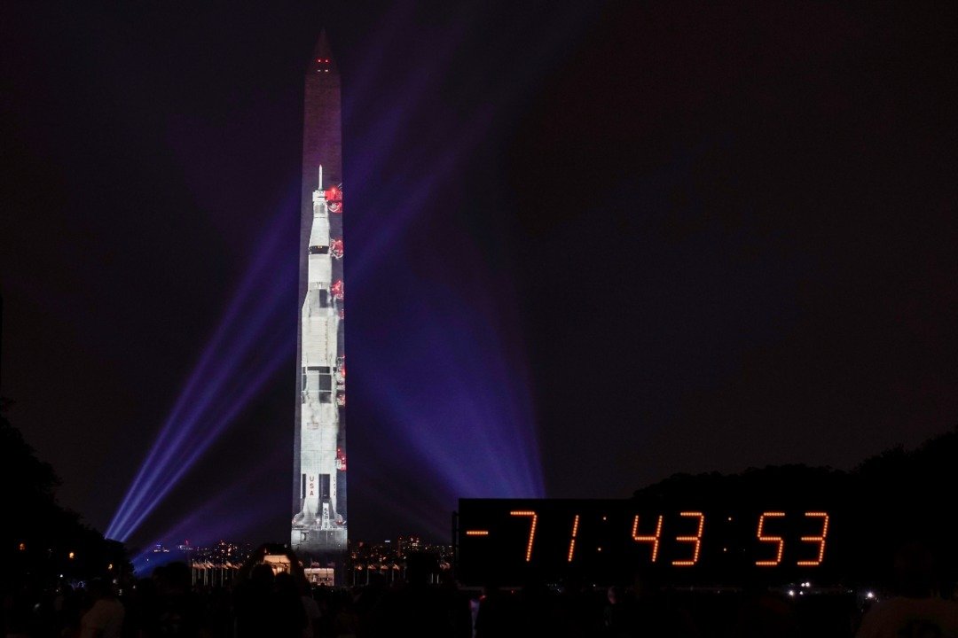 1969年7月16日，“土星5”号火箭装载著“阿波罗11”号指挥舱、服务舱和登月舱发射升空，展开为期8天的月球之旅。来到50年后的今天，为纪念那历史性的一刻，华盛顿纪念碑的东侧，也就是面向国会大厦的一侧，从周二至周四晚上投映“土星5”号火箭图像。