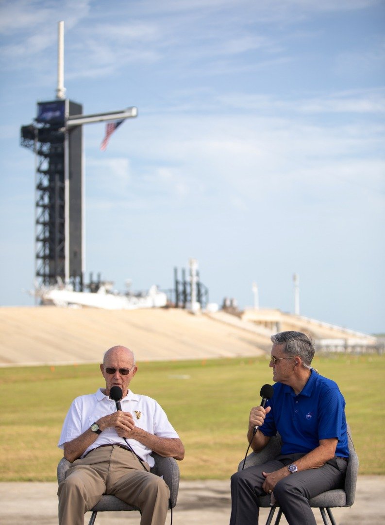 已88岁高龄的“阿波罗11”号任务太空人柯林斯（左），到美国太空总署（NASA）位于佛罗里达州的肯尼迪太空中心39A发射场，与太空中心主任卡巴纳一同参加纪念活动。