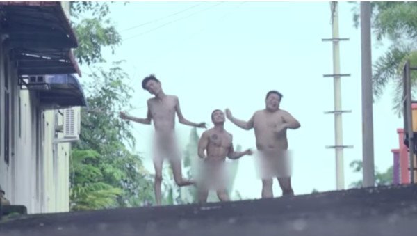 黄明志执导的广告有演员穿肉胎装奔跑的画面。（图／翻摄YouTube）