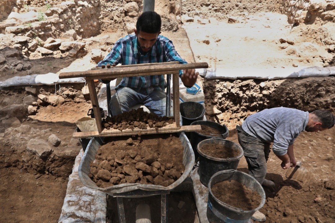 参与挖掘工作的巴勒斯坦人，用筛具过滤挖掘出来的泥土。考古团队在挖掘过程中，发现到城里有许多大型建筑、巷弄和墓地，显示它有高度的城市规划。