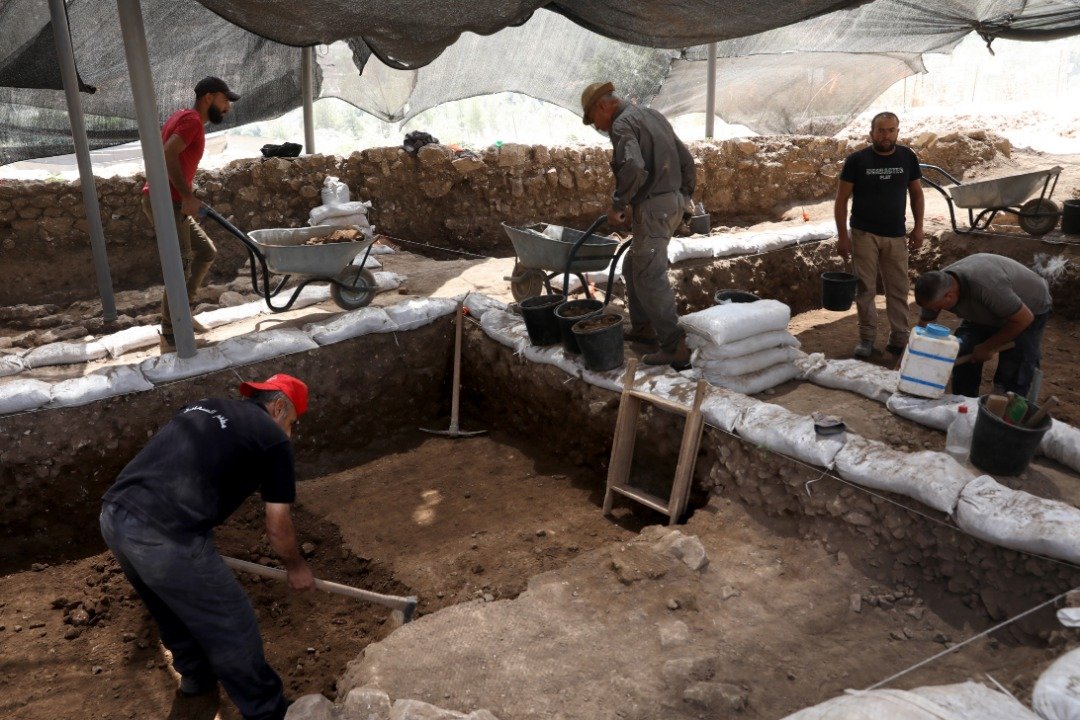 在新发现的新石器时代人类定居点，挖掘工作正如火如荼地展开。考古人员在遗址中发现许多大型建筑物，包括私人住宅、公共空间和举行仪式的场所。