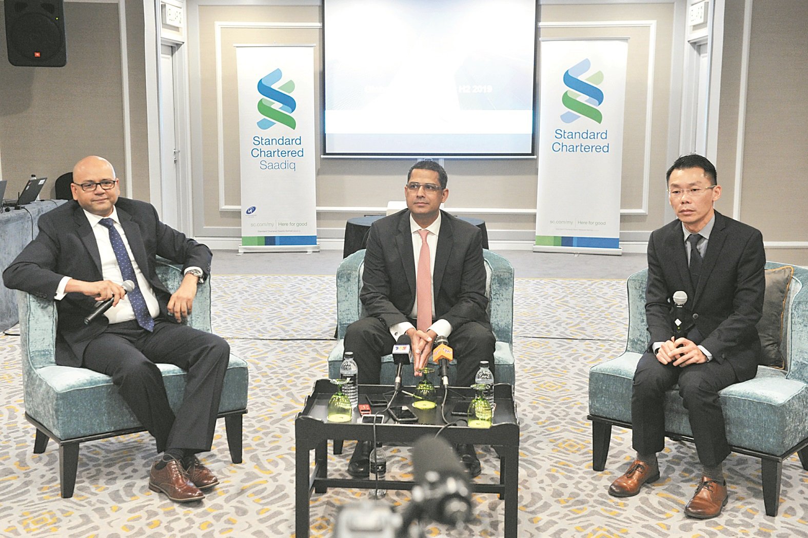 马尼斯（左起）、董事经理兼资产管理主管沙米尔和詹尊兴一同出席《下半年市场展望》汇报会。