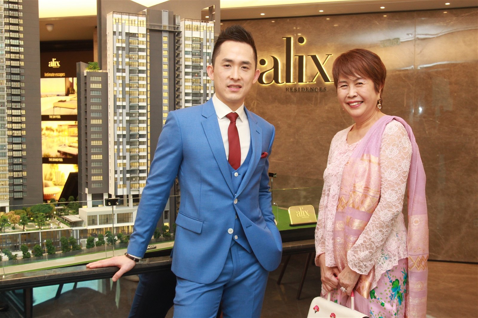 程如锦（左）及达环球非独立非执行董事拿汀陈桂芳出席ALIX Residences预览会，他们对于ALIX Residences的销售率保持乐观心态。