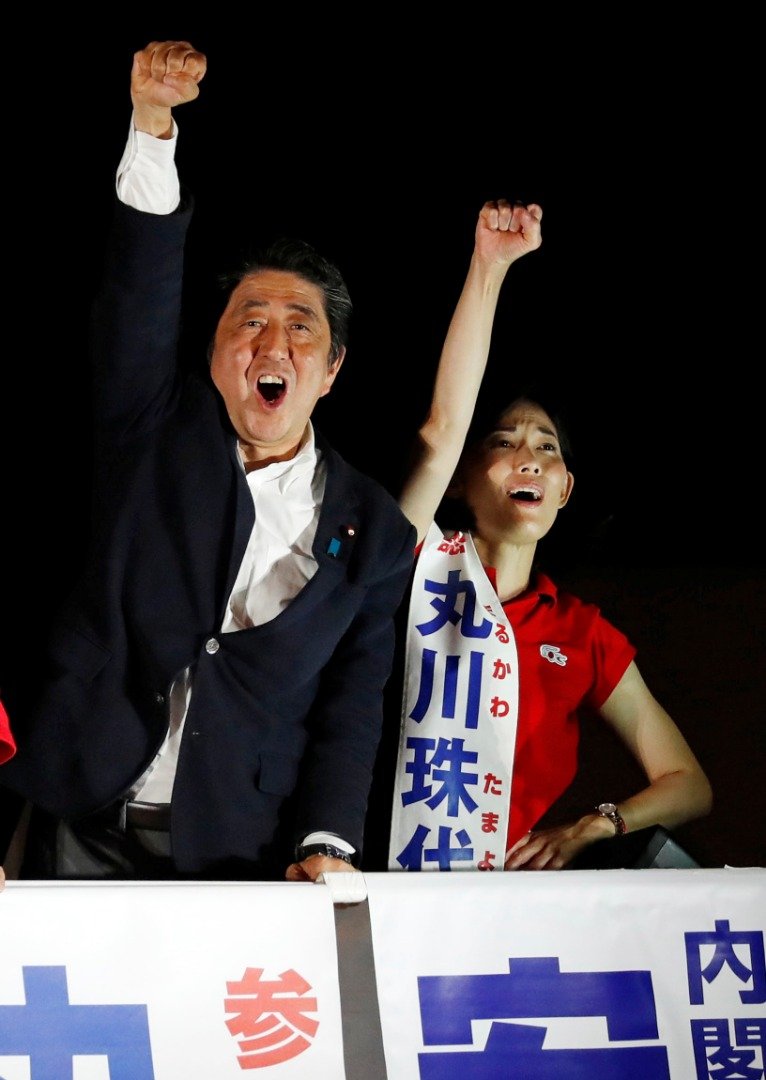 日本首相安倍晋三（左）上周六晚在秋叶原车站广场，卯足全力为其自民党候选人丸川珠代（右）作选前最后拉票。