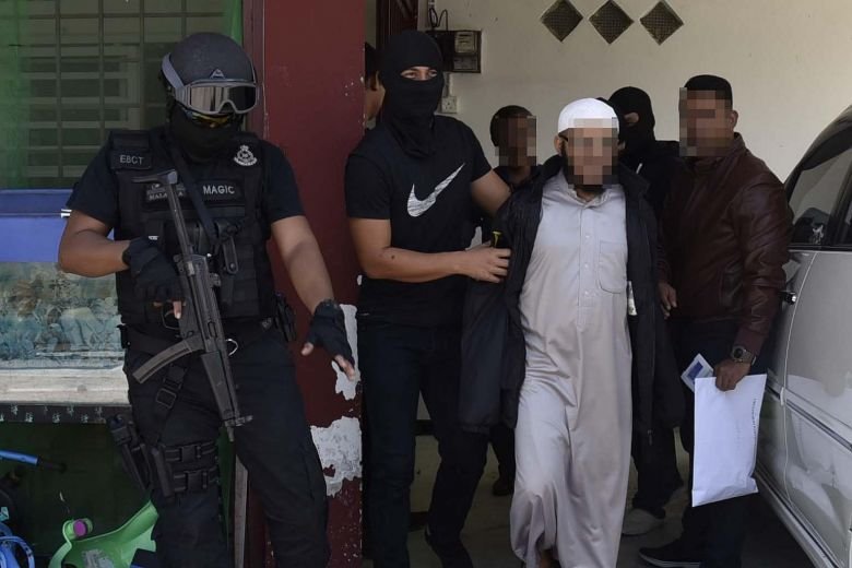 图为防恐组警员在取缔行动中，逮捕一名相信涉及恐怖主义活动的男子归案。