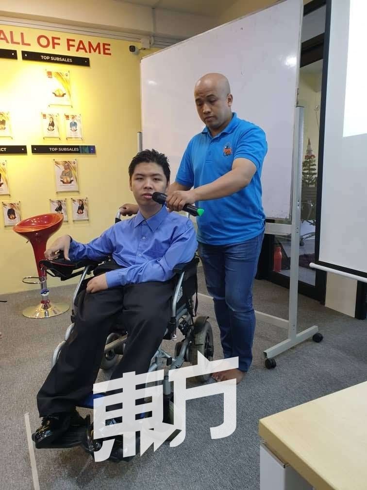 李文进积极面对人生，目前就读大众传播，也成为伤残训练中心的电子技术人员。