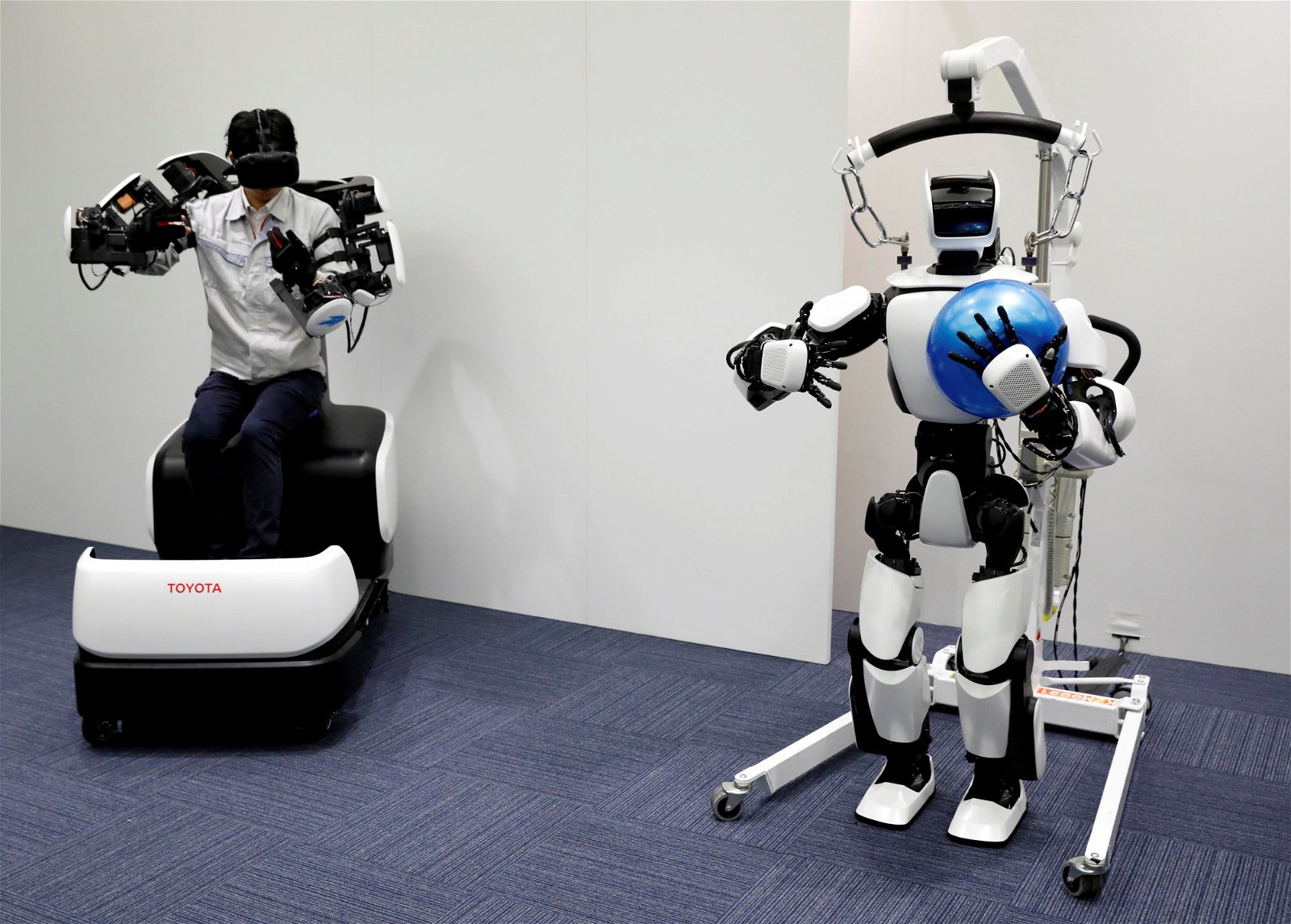 日本丰田汽车公司工作人员日前，在东京向外界展示了一款用于明年东京奥运会和残奥会的“T-HR3”的人形机器人。