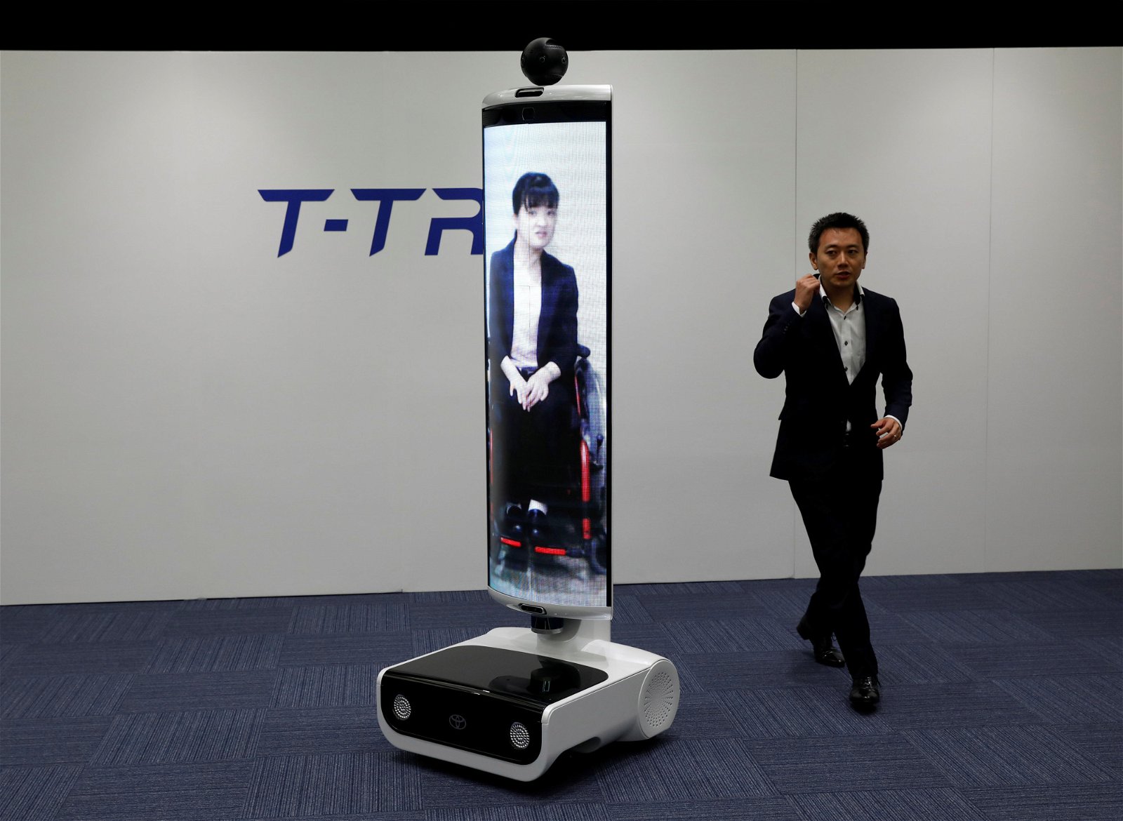 一名丰田公司的工作人员，日前展示了一个“T-TR1”远程定位通信的机器人。该款机器人将会被运用在来临的东京奥运会及残奥会。