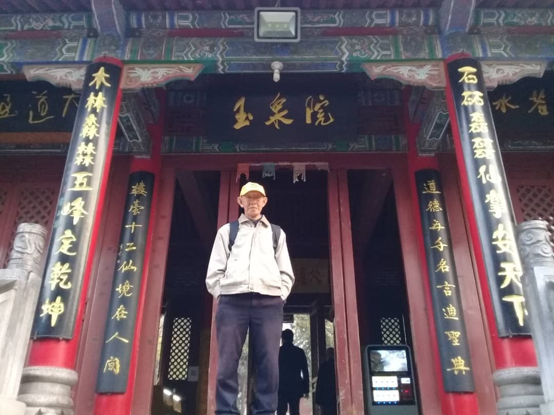 退休后的骆锦陶，不时前往中国旅游，走看人生，但每一趟的行程总少不了他喜欢的书法。