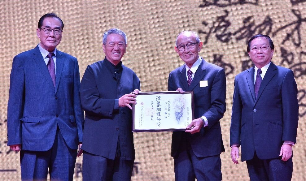 骆锦陶（左3）在2018年荣获教总沈慕羽教育奖，令他春风化雨60载的付出，获得肯定。