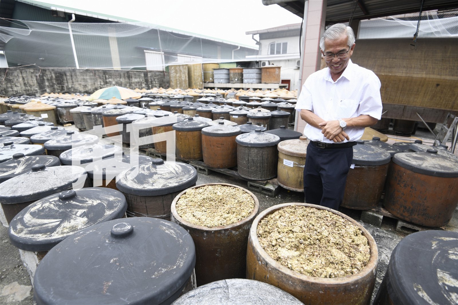 永合成以引自中国的黄豆手工制造生抽与豆酱酱料，供应食品工业与食肆市场。