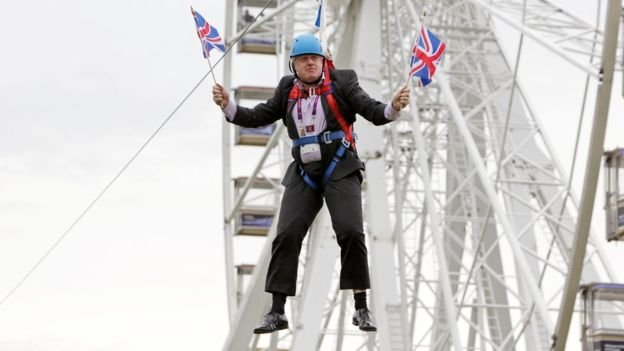 2012年伦敦奥运会，作为市长的约翰逊积极参与推广城市形像，上空中索道玩特技效果，却因为技术故障被卡在半空。尴尬的同时也令人忍俊不禁。