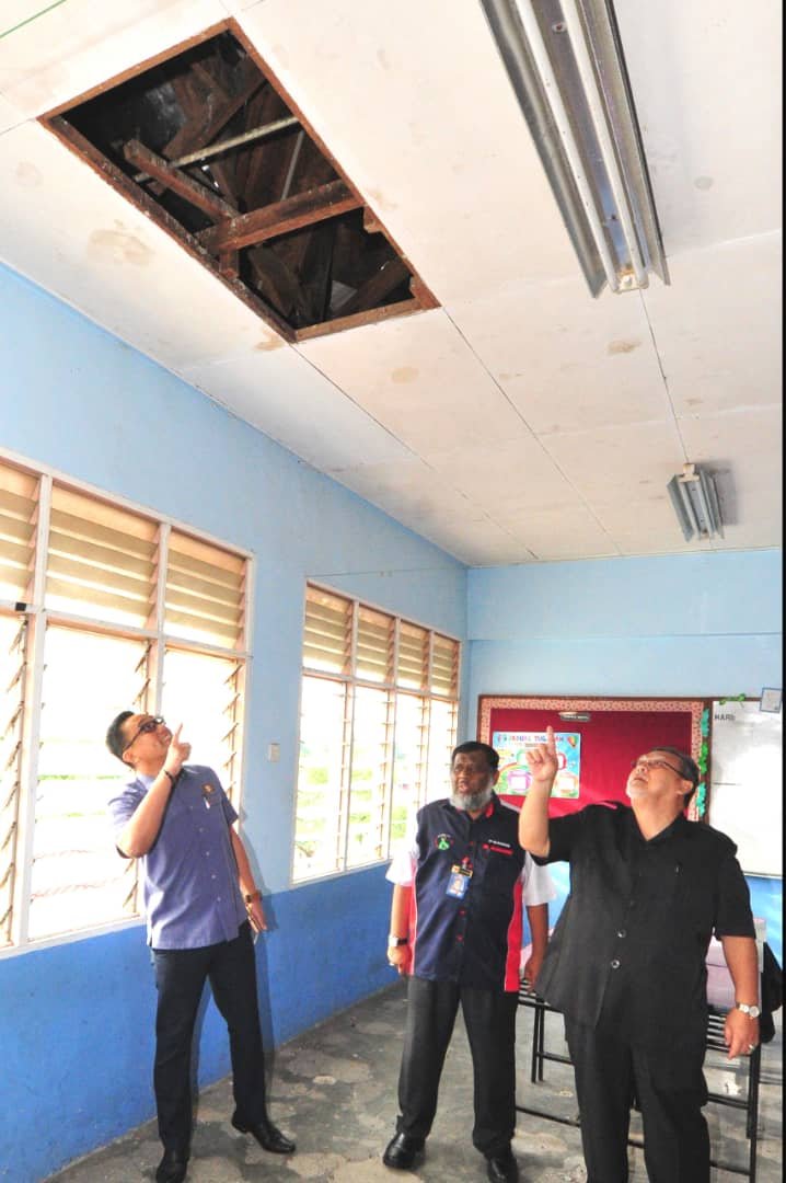 莫哈末库赞（左起）、沙拉胡丁和阿米诺胡达一同到因天花板破损和地上遍布鸽子粪便，而被迫停用的课室进行视察。