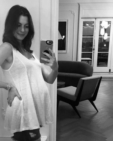 安妮海瑟薇在IG晒孕照宣布喜讯。