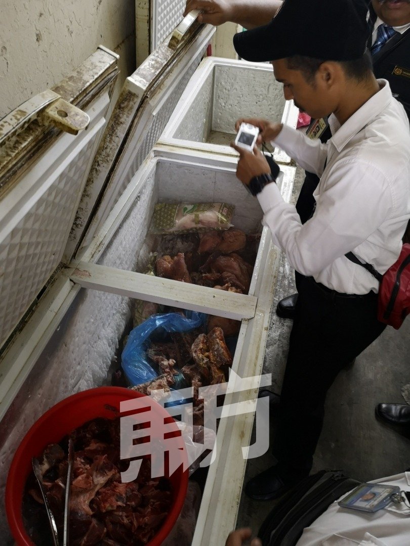 卫生局官员检查首家杂货店冰箱情况，发现冰箱收藏食品的方式并不正确，冰箱也非常肮脏。