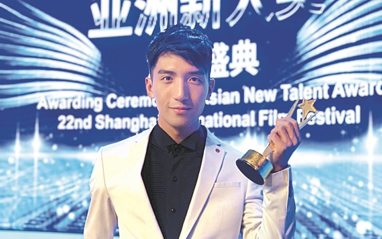 本地新生代演员原腾，凭《乐园》“鼠仔”一角在第22届《上海国际电影节亚洲新人奖》荣膺“最佳男演员”成为新科影帝。