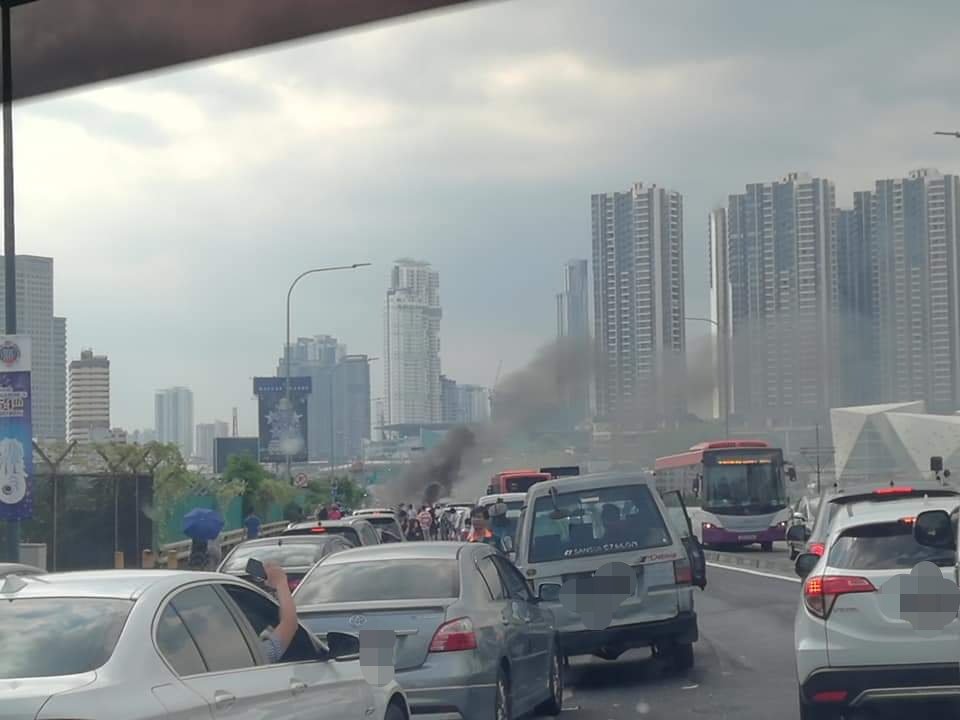 柔佛长堤从新加坡往新山方向周六下午发生轿车失火燃烧事故，图为网民拍摄起火地点冒出滚滚浓烟。（取自面子书）