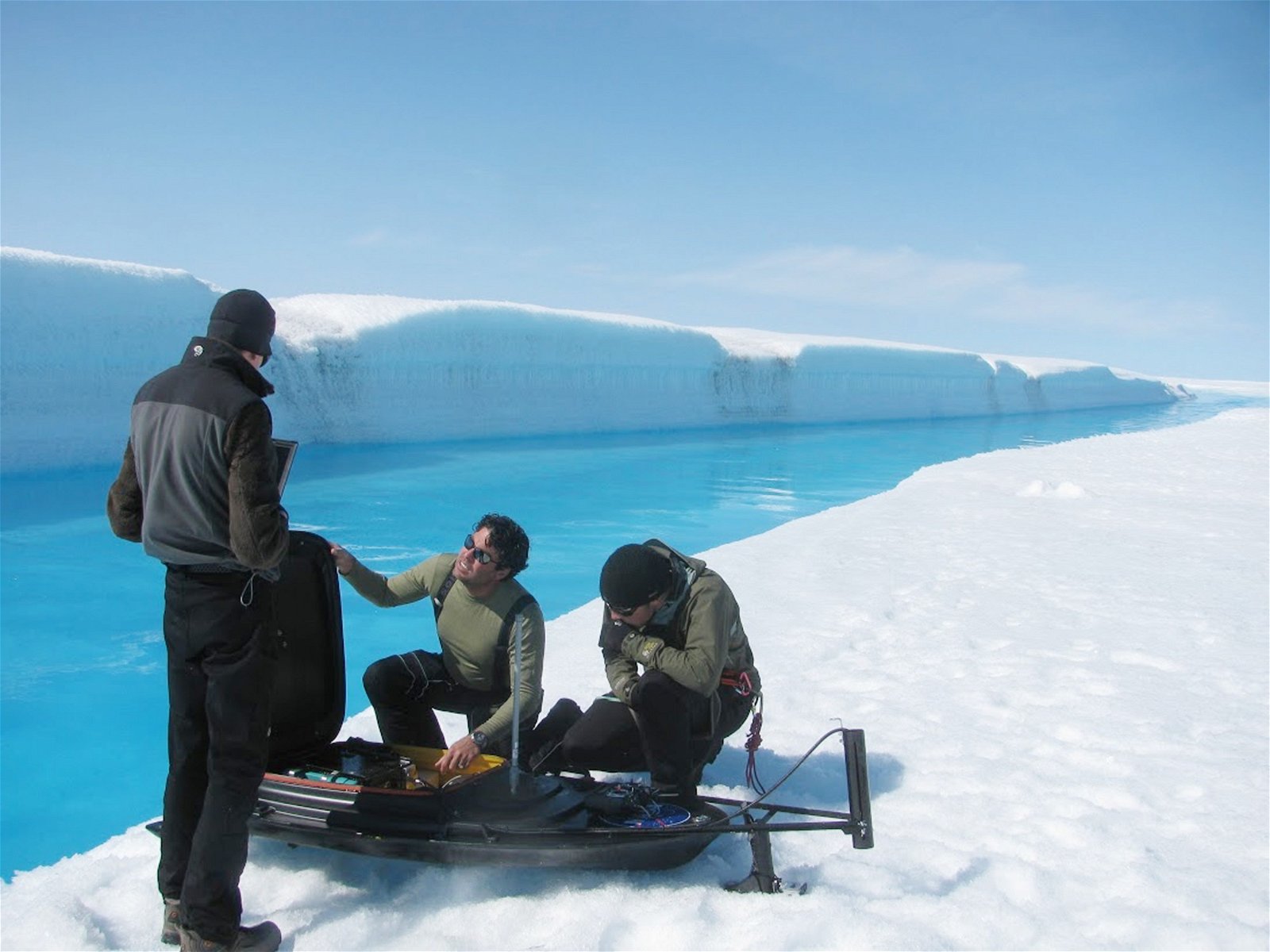 格陵兰冰盖以极快速度排出融成的水，使研究人员无法冒险潜水获取读数，于是他们使用一台可遥控的小型无人船执行任务。