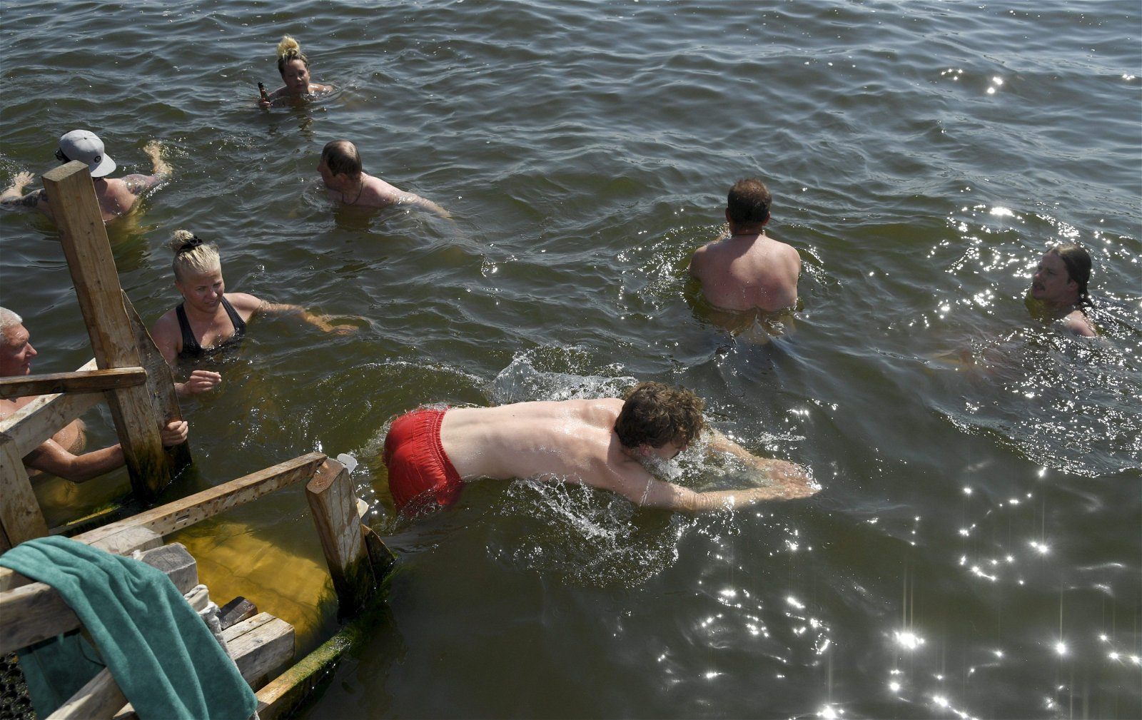 桑拿也称为芬兰浴，起源于芬兰，也是该国国粹。芬兰当局已发布热浪警报，而当地时间上周六，该国民众在首都赫尔辛基的海滨桑拿处Sompasauna蒸桑拿，让身体流汗后，到海水里消暑。