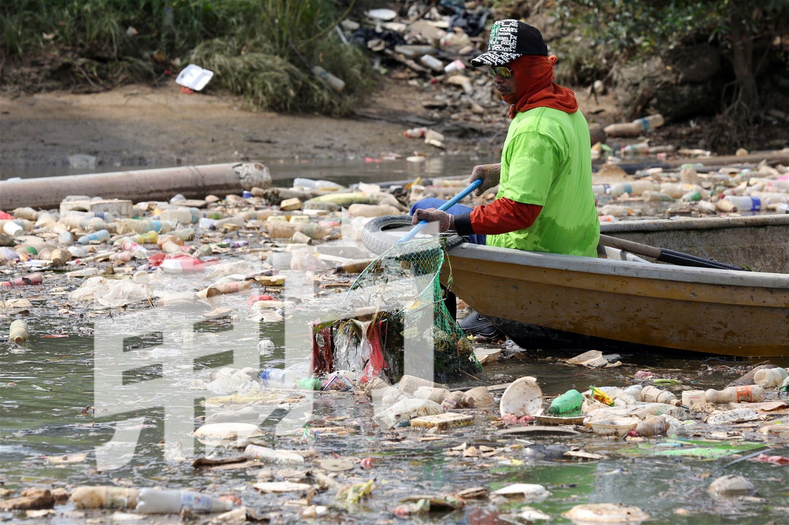 地不佬河漂流著许多垃圾，包括塑料瓶、塑料袋和厨馀等人为的垃圾，造成河流生态环境严重被破坏。可谓名副其实的“垃圾河”，就连志工乘船帮忙清理河中垃圾时，船只驶过河面，出现触目惊心的垃圾河。非政府组织过去几年经常举办清理河流垃圾活动，希望能在减少河流的垃圾同时，提高民众对于保育河流的醒觉意识。如今，地不佬河的垃圾情况已较数年前有所好转，但污染的情况仍然存在，2018年环境局报告中，依然把它列为柔州最污染的河流之一。（摄影：刘维杰）