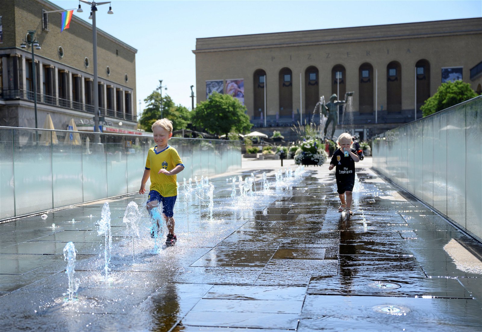 北欧国家正经历气温飙升，在瑞典，埃拉和韦伯格当地上周五到哥德堡市中央的哥塔广场喷水池消暑。