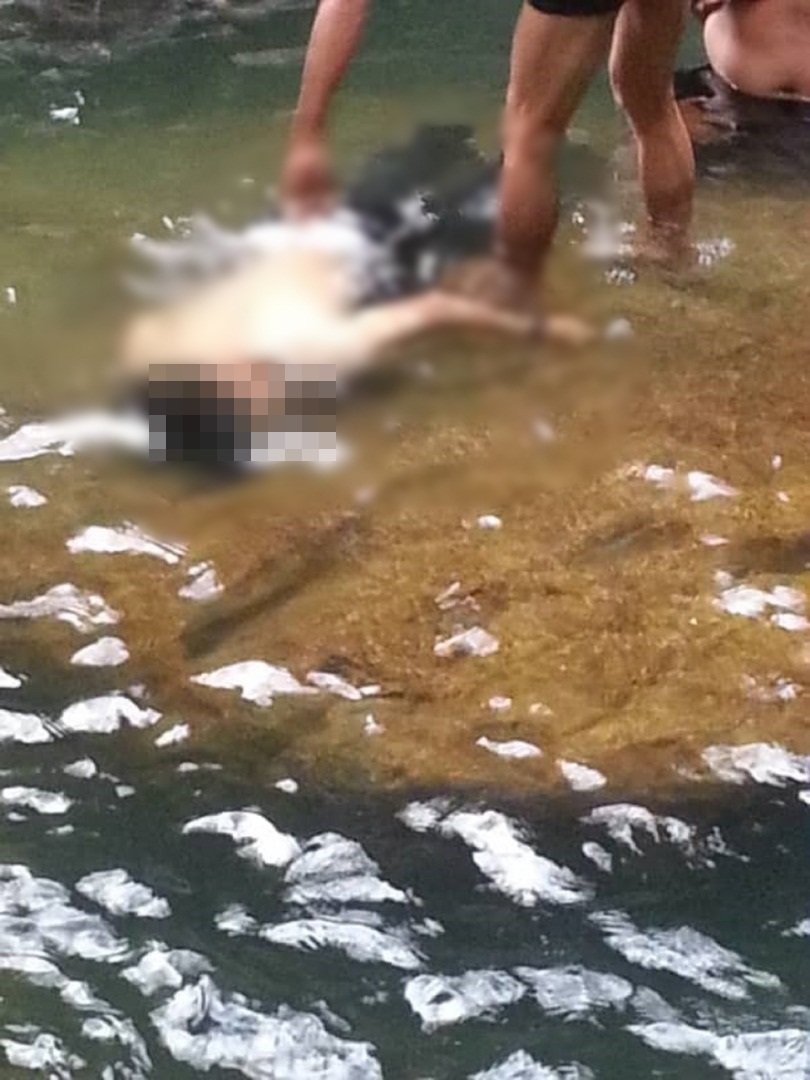少年在瀑布戏水，不幸溺毙，被公众发现时，已无生命迹象。