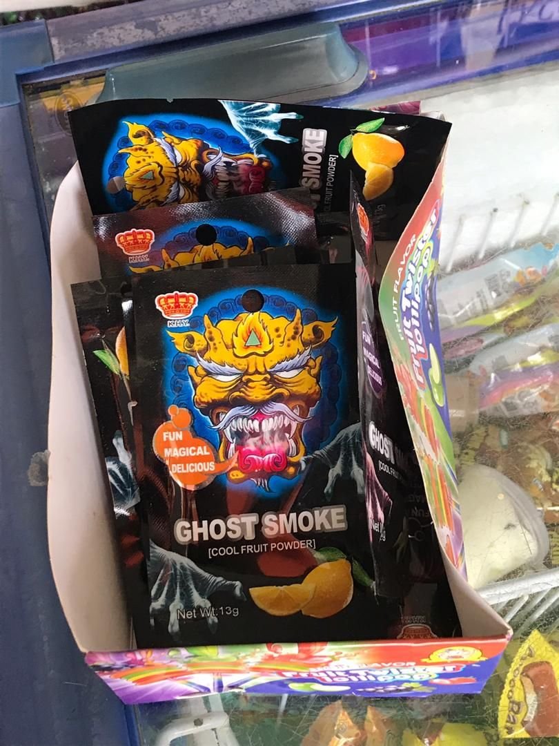 俗称香烟糖的魔法鬼烟粉糖果（Ghost Smoke）入侵学校，这种糖果吃后可以让学生口吐烟雾，视觉效果犹如吸烟。