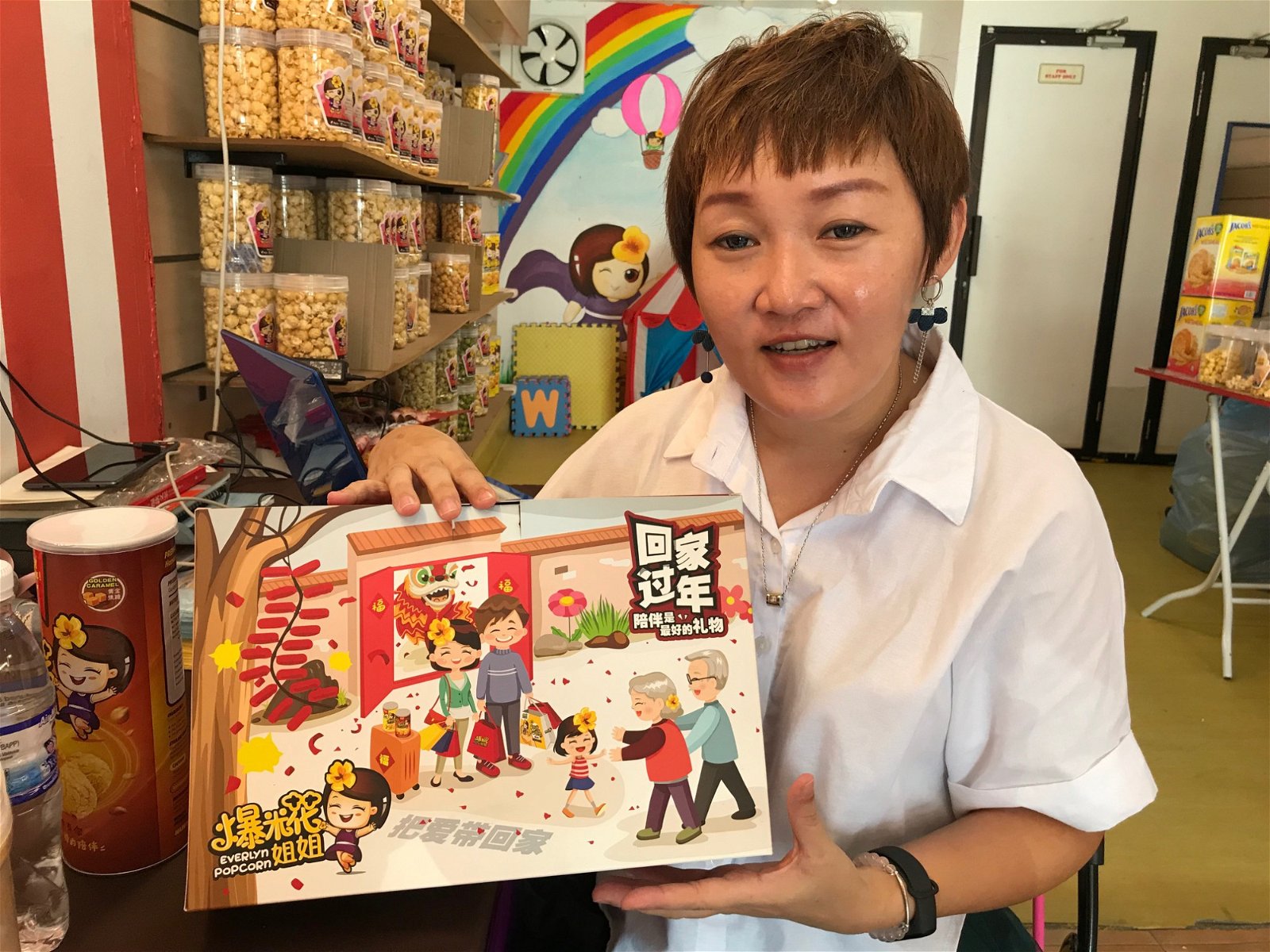 汪涵玲展示爆米花姐姐每年推出不一样的新年包装，顾客可购买爆米花送礼。