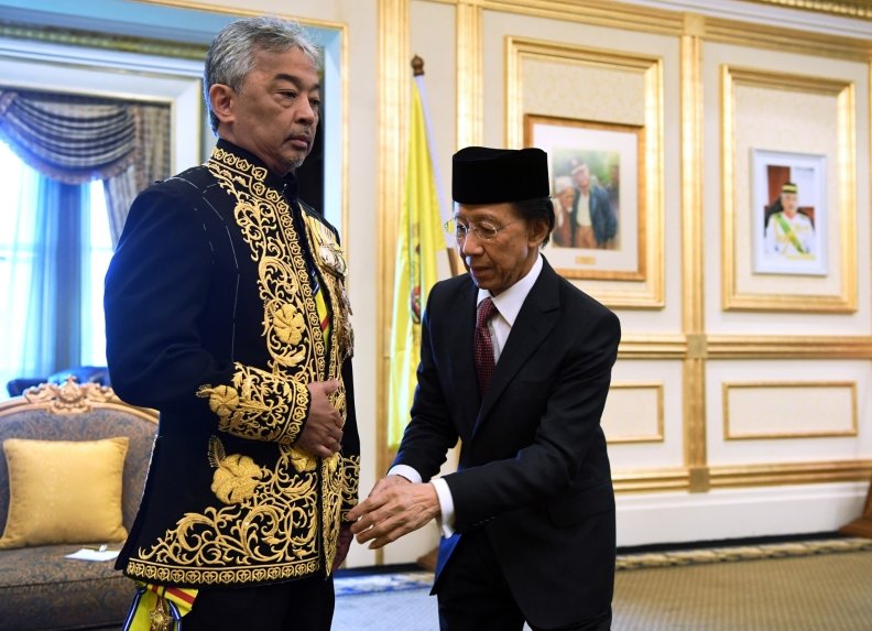 登记典礼仪式开始前，国家元首阿都拉陛下试穿登基的正式礼服。
