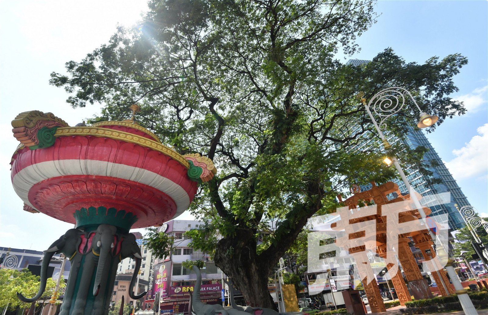 有小印度之称的十五碑，是吉隆坡最具传统文化特色的地方之一，这里不仅保留了深厚的印度文化底蕴，亦是宗教膜拜场所密集的地区，集结了锡兰佛寺、印度庙、华人寺庙、基督、天主教堂，甚至是清真寺，当地在早年展开提升及美化工程之际，仍留下一些茂盛老树，让当地街道景致优雅，散发出一种古朴的韵味。