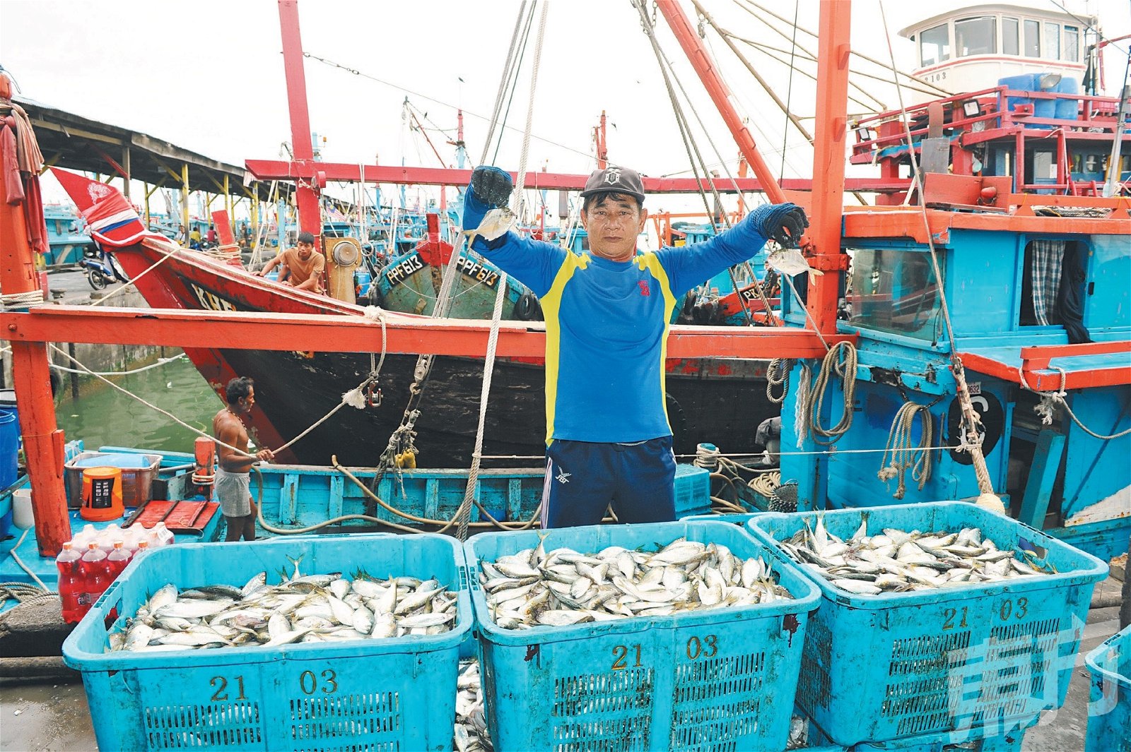 渔民的收入需依赖所捕获的渔量所决定，因此，许多年轻人对此行业不感兴趣。