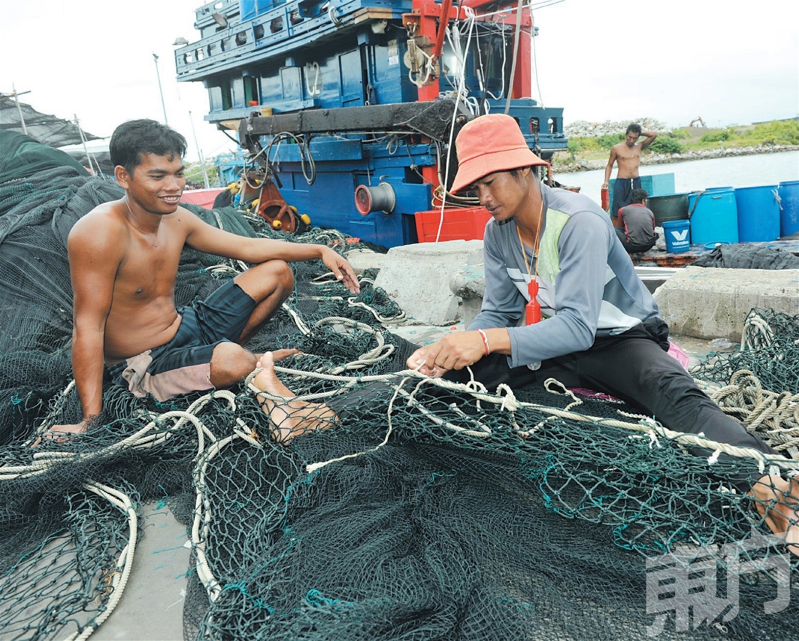船员在空闲时就会进行修补渔网工作，一般渔网将每两年一次进行大型修补，一次修补需耗时10天。