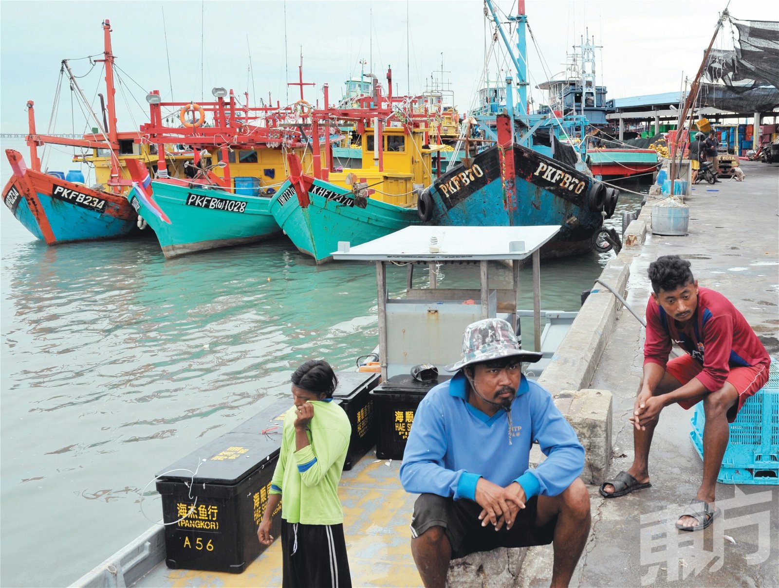 本地渔行的船员多数是外劳，近年来马币兑换率不断下滑，渔行发给外劳的薪金也不断上涨，导致一些业者吃不消。