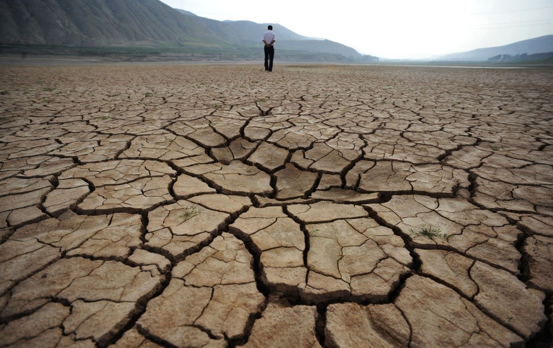 若到2050年，全球气温上升摄氏3度，全球55%人口每年会有20多天不得不经历“致命炎热天气”。这是中国甘肃省兰州市的水库受到乾旱影响，河床干至见底。