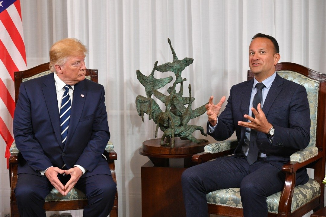 美国总统特朗普（左）与爱尔兰总理瓦拉德卡在香农机场会谈，试图消弭爱尔兰对英国脱欧后的疑虑。