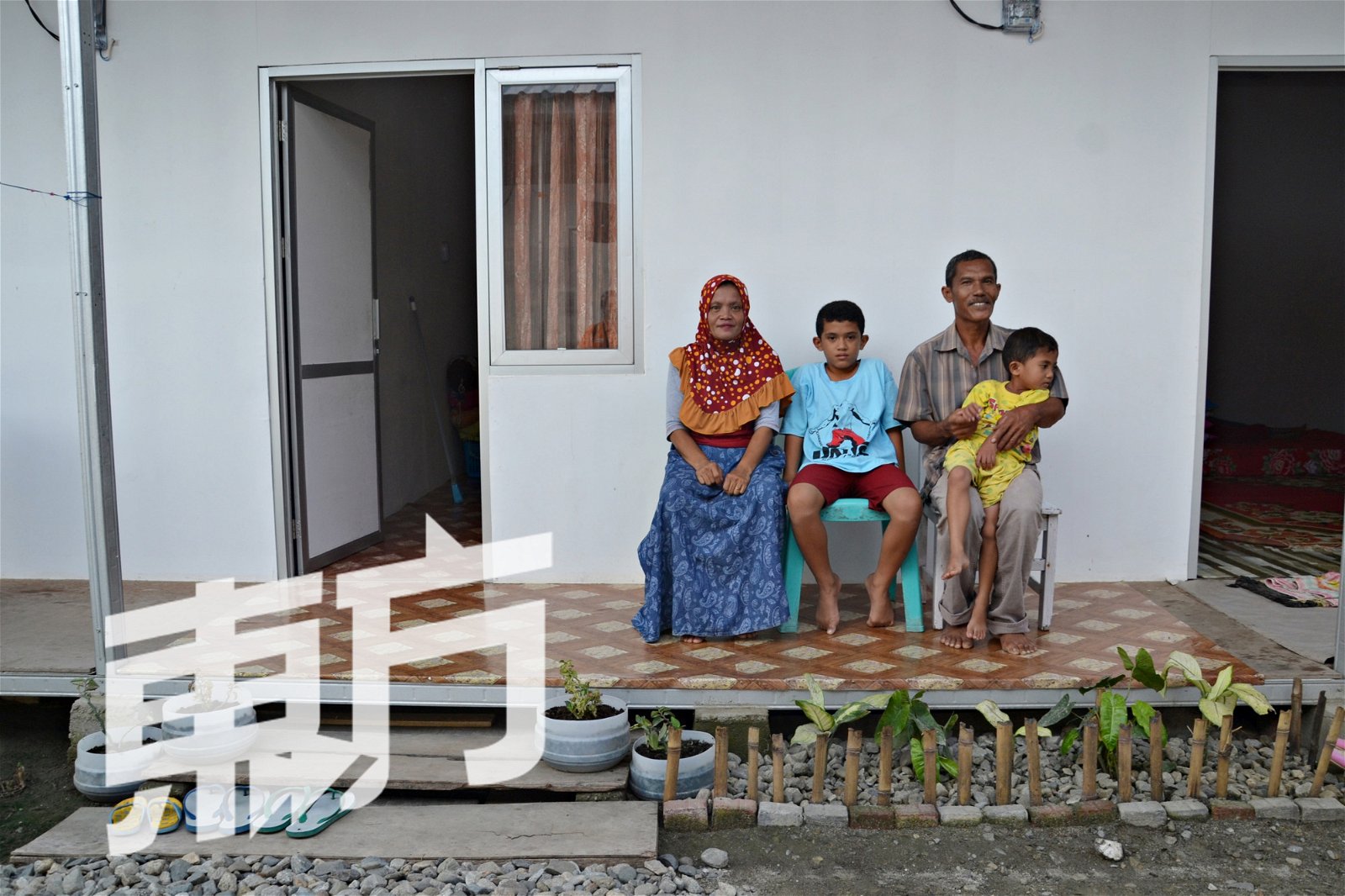 虽是暂居临时收容所，卡尔林一家仍是用心维护生活环境。左起斯里巫兰、11岁的长子伊莱（Iray）、卡尔林和5岁幼子（Razil）。