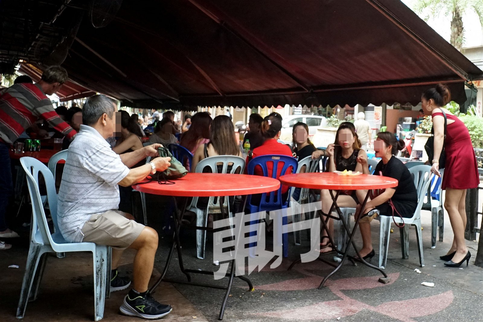 外籍女子在咖啡店等候顾客，附近商家透露，多达90％都是越南小姐。（摄影：杨金森）