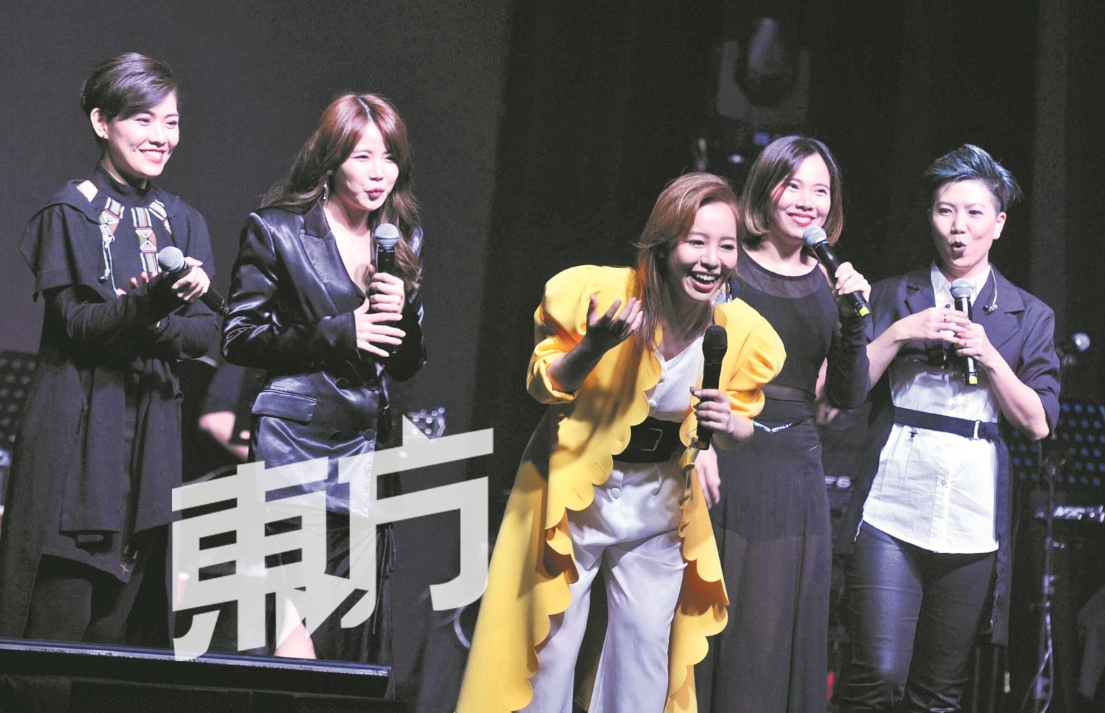 陈依依（左起）、陈珂冰、黄嘉文和饶燕婷担任音乐会嘉宾，林文荪（中）指她们5 人一起站在舞台上，是她的梦想，还嘴甜说：“我把你们当成是自己的姐妹。”